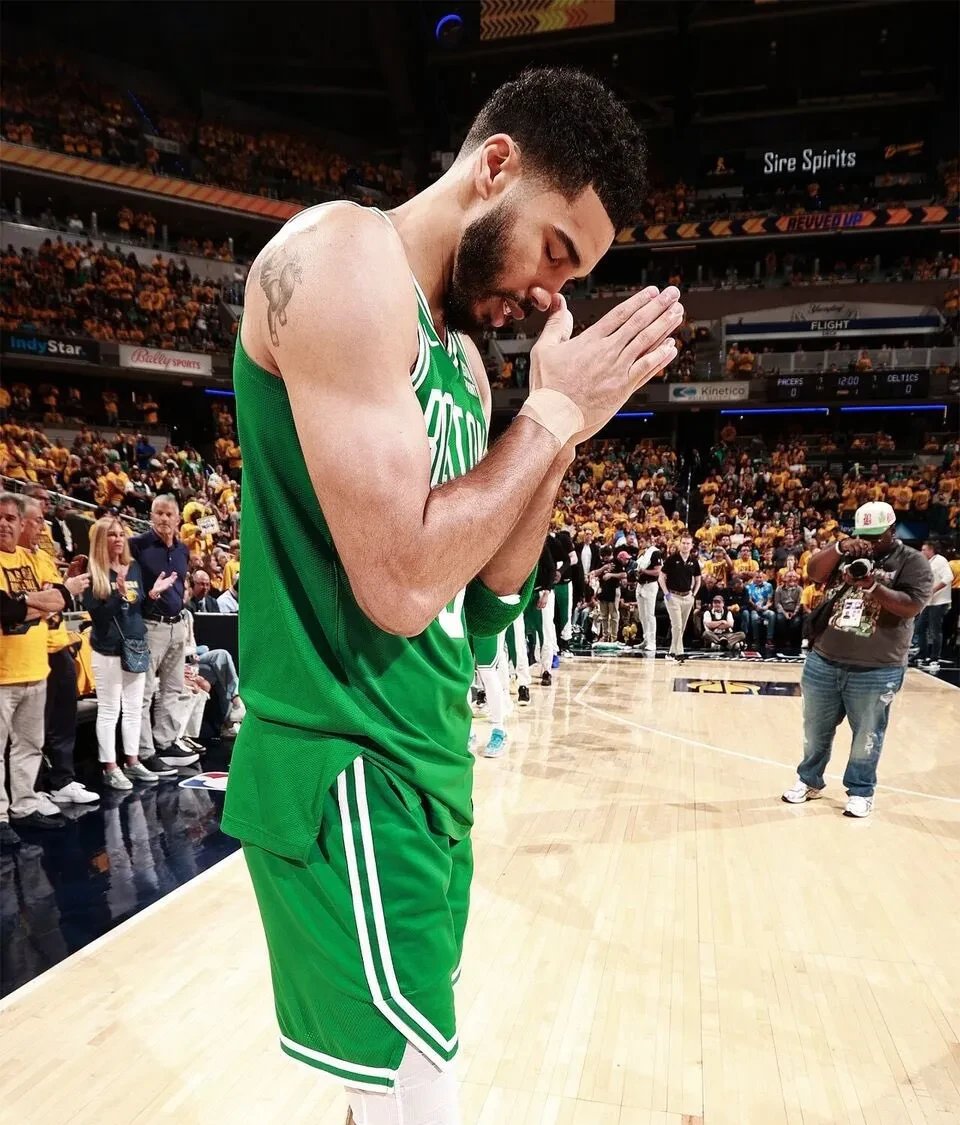 刷新纪录引爆全场！，塔图姆意外战胜SKT赢得满堂喝彩(塔图姆精彩视频)