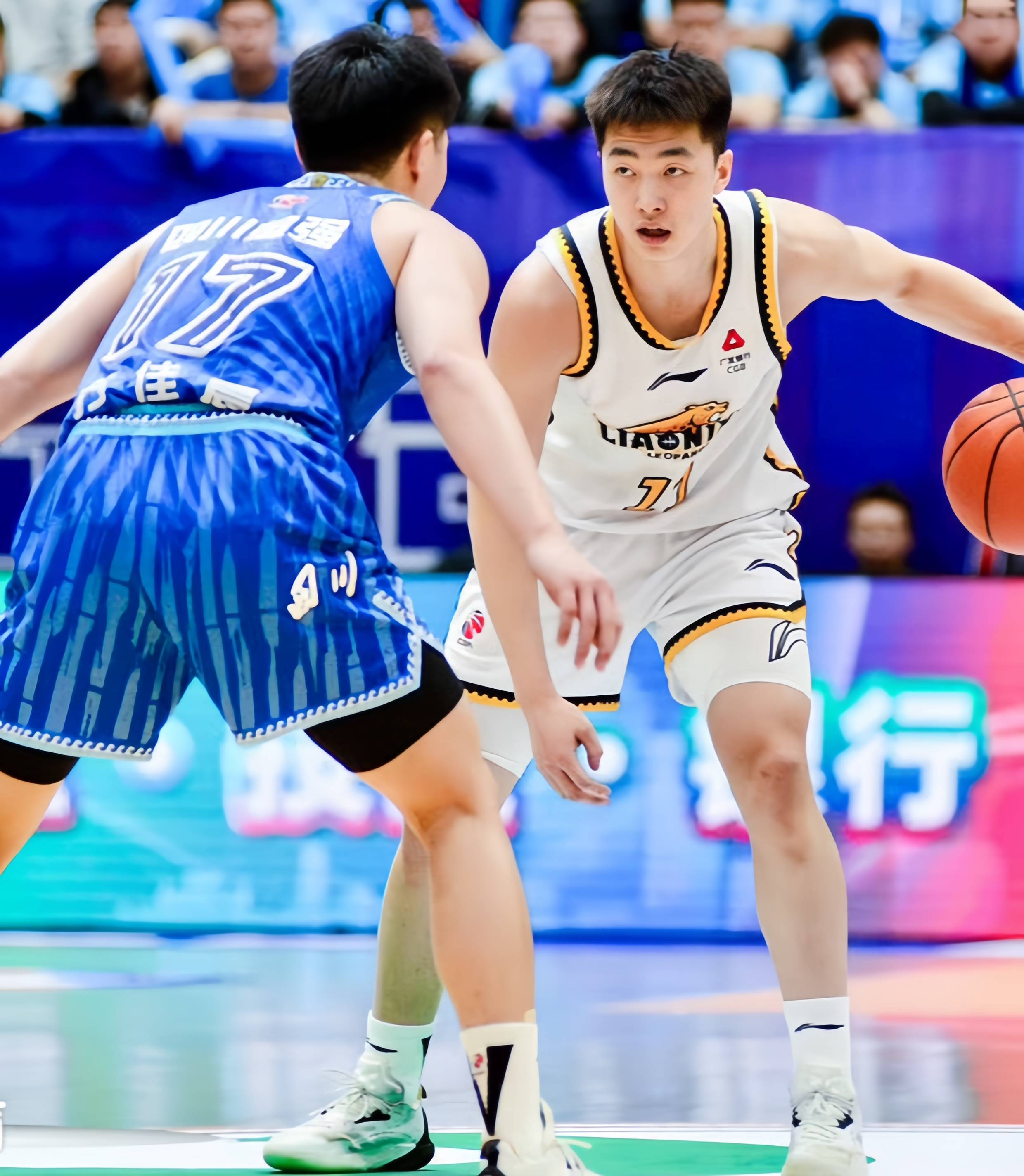 训练课后日本国家队调整名单以备CBA季后赛,防线松动环节打磨,气氛紧张,年轻球员获得机会的简单介绍