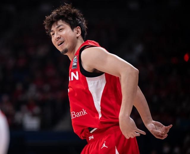 训练课后日本国家队调整名单以备CBA季后赛,防线松动环节打磨,气氛紧张,年轻球员获得机会的简单介绍